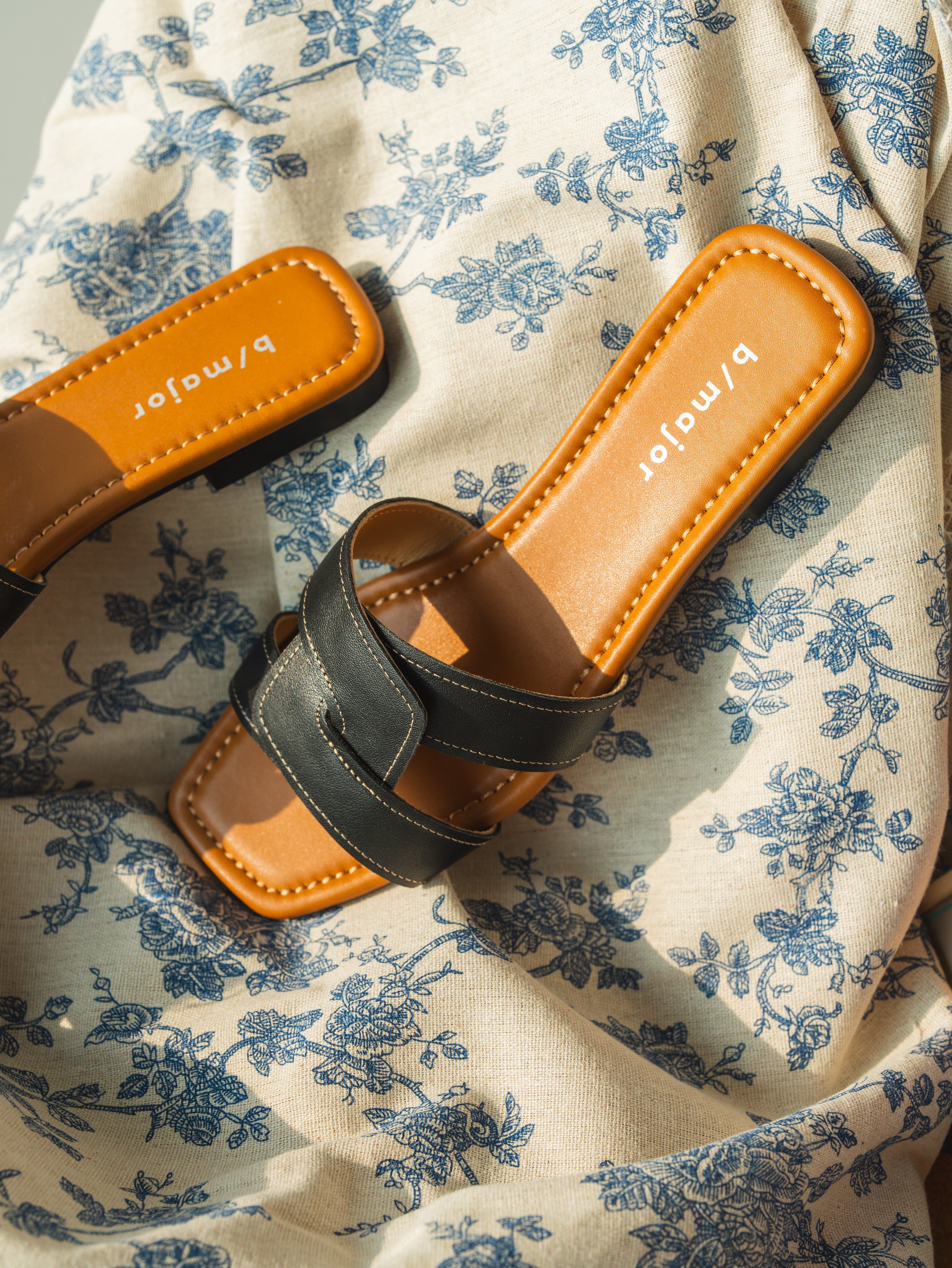 RESERA Sandals - Black