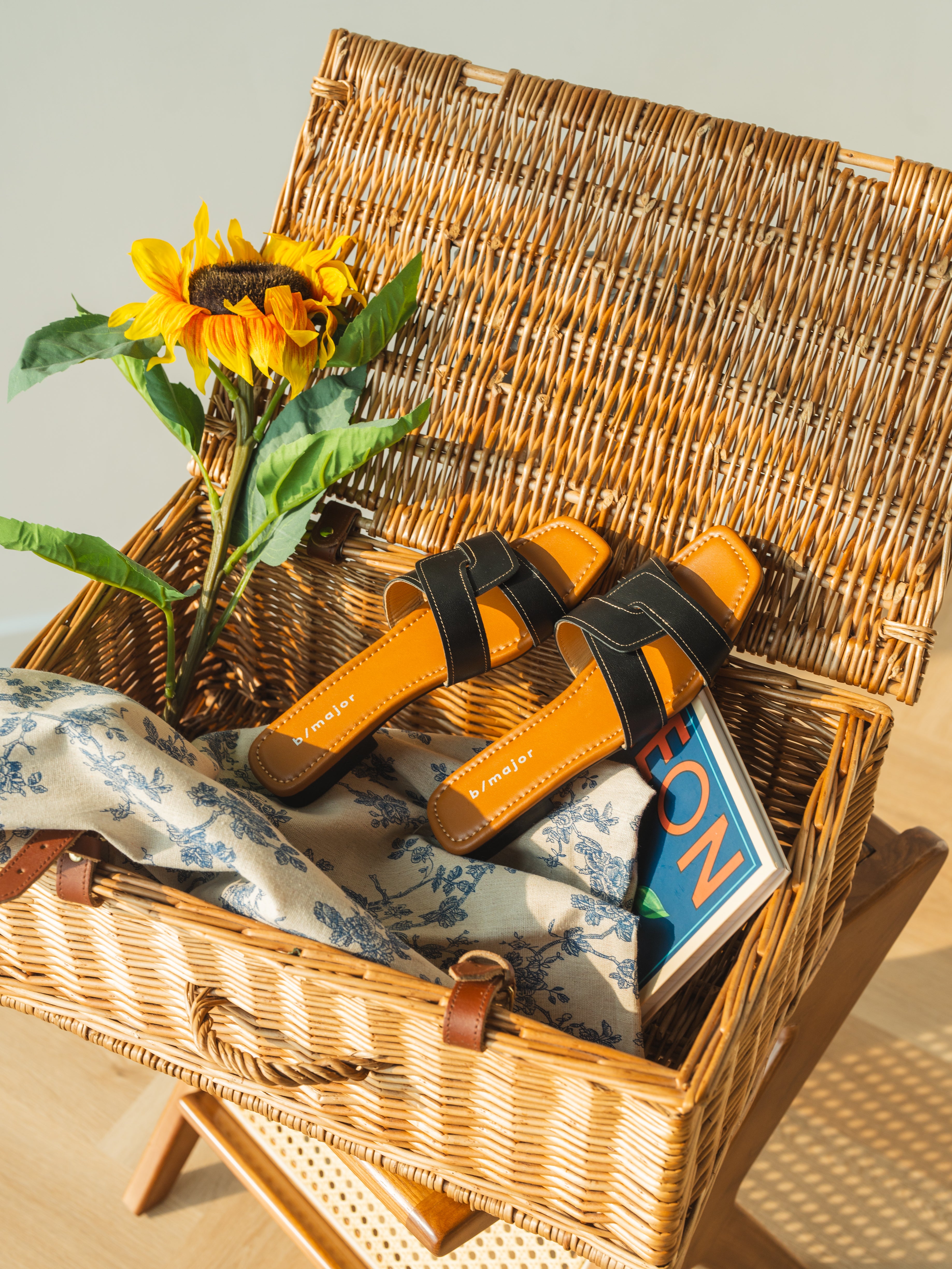 RESERA Sandals - Black