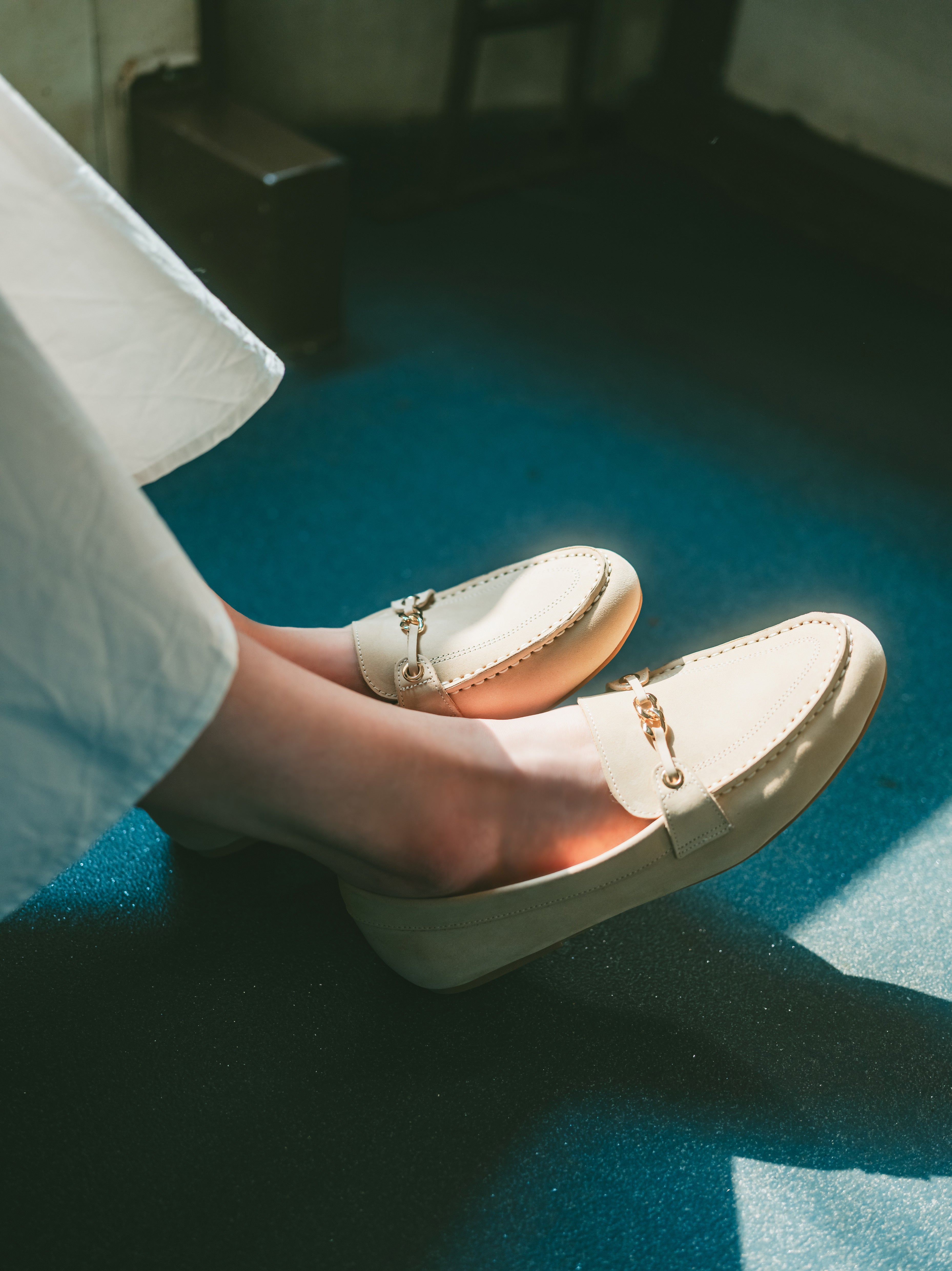 HENNIE Loafers - Beige