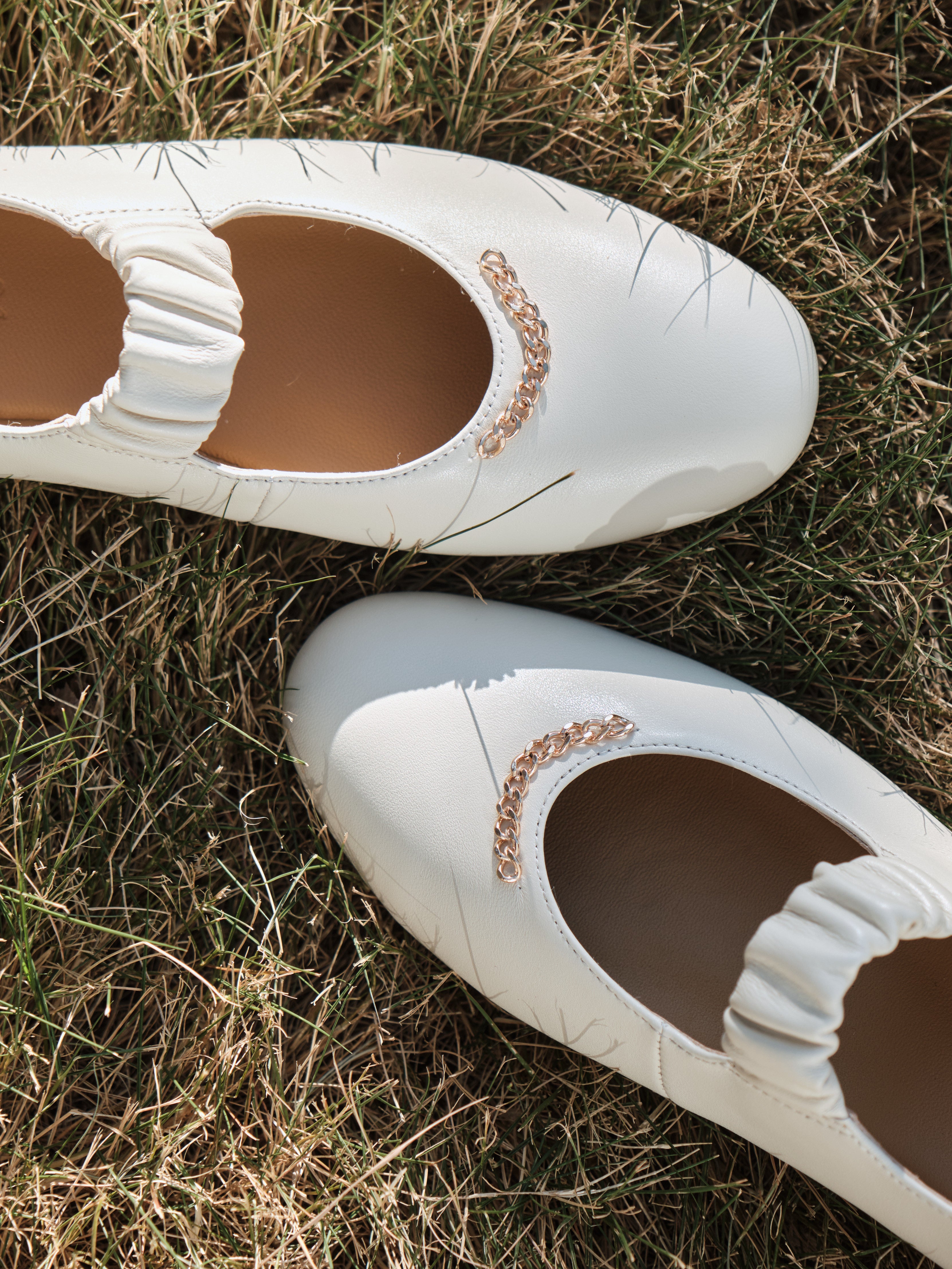 CORA Flats - White (pre-order 1 week)